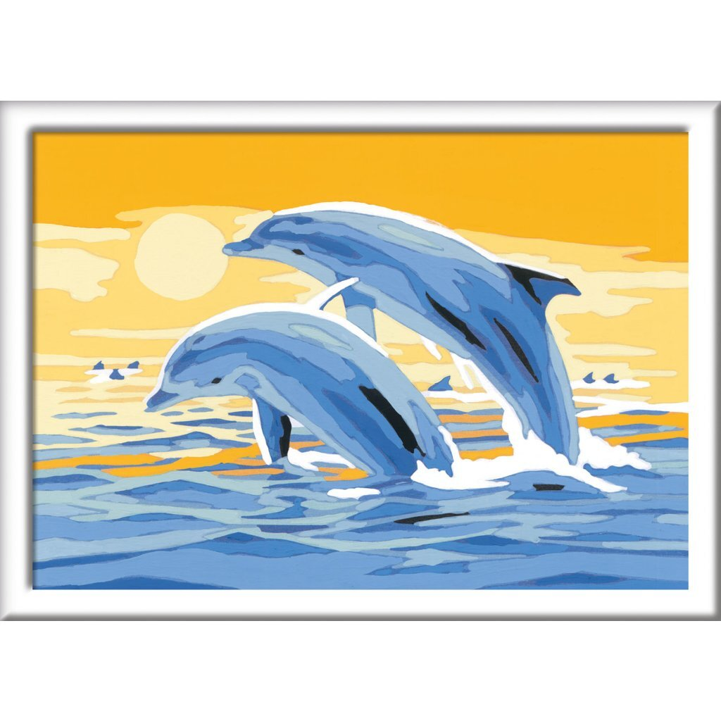 Dos delfines azules saltan del agua al atardecer con cielo amarillo.
