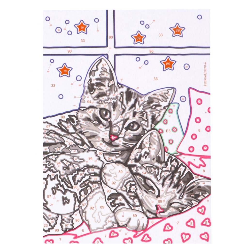 Dos gatitos atigrados yacen sobre almohadas numeradas bajo estrellas.