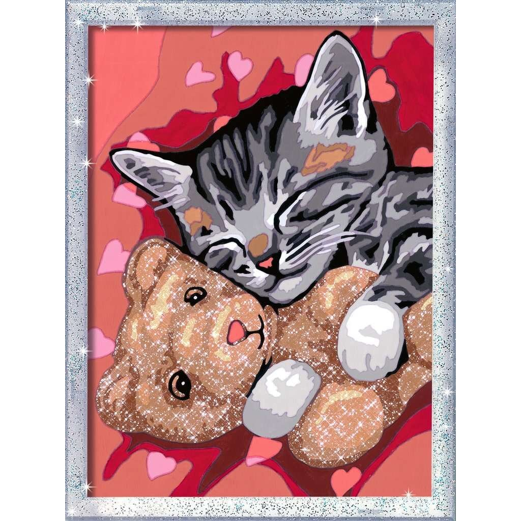 Un gato gris duerme sobre un oso de peluche con fondo de corazones.