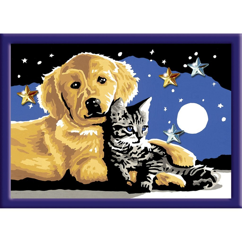 Un perro dorado y un gato yacen bajo estrellas y luna por la noche.