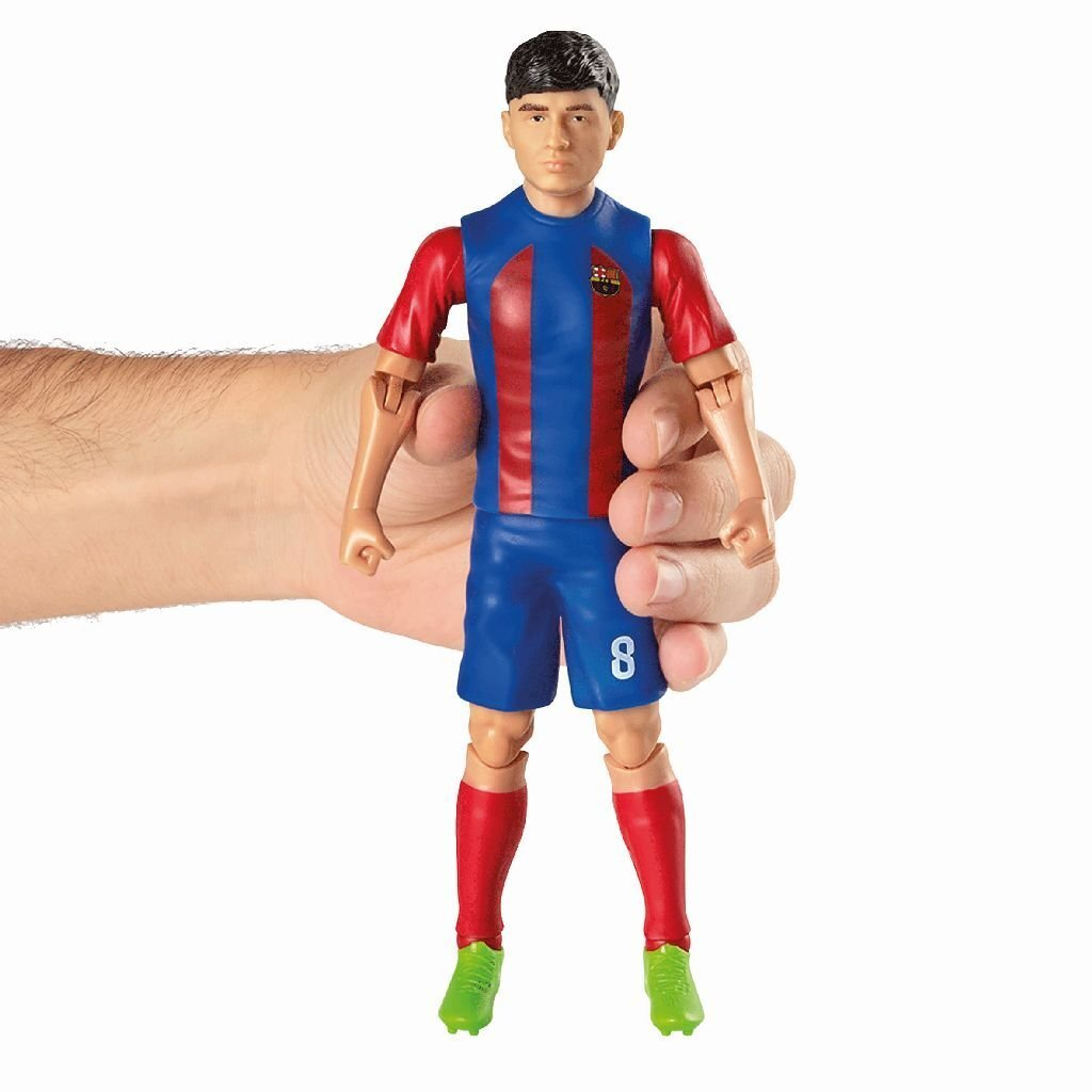 Figura de futbolista con uniforme rojo y azul, sostenida por una mano.