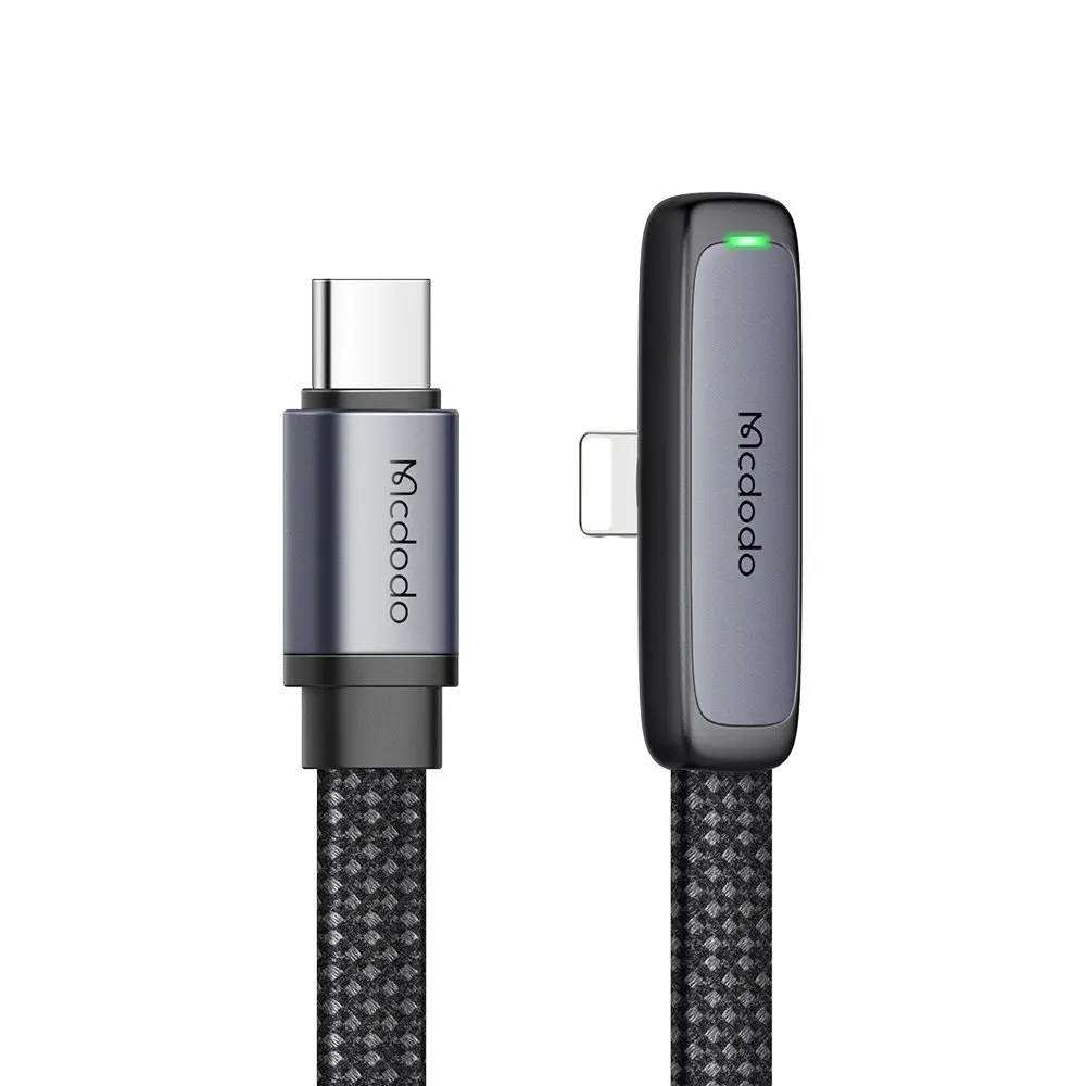 İki şarj kablosu konektörü, biri USB-C, diğeri Lightning, beyaz arka planda.