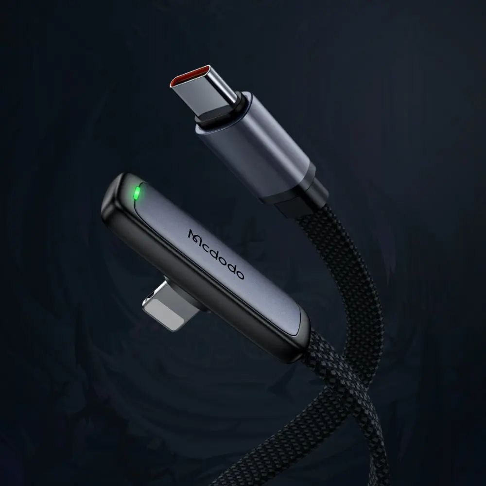 Koyu arka plan üzerinde mavi ve gri konektörlü USB-C ve Lightning kablosu.