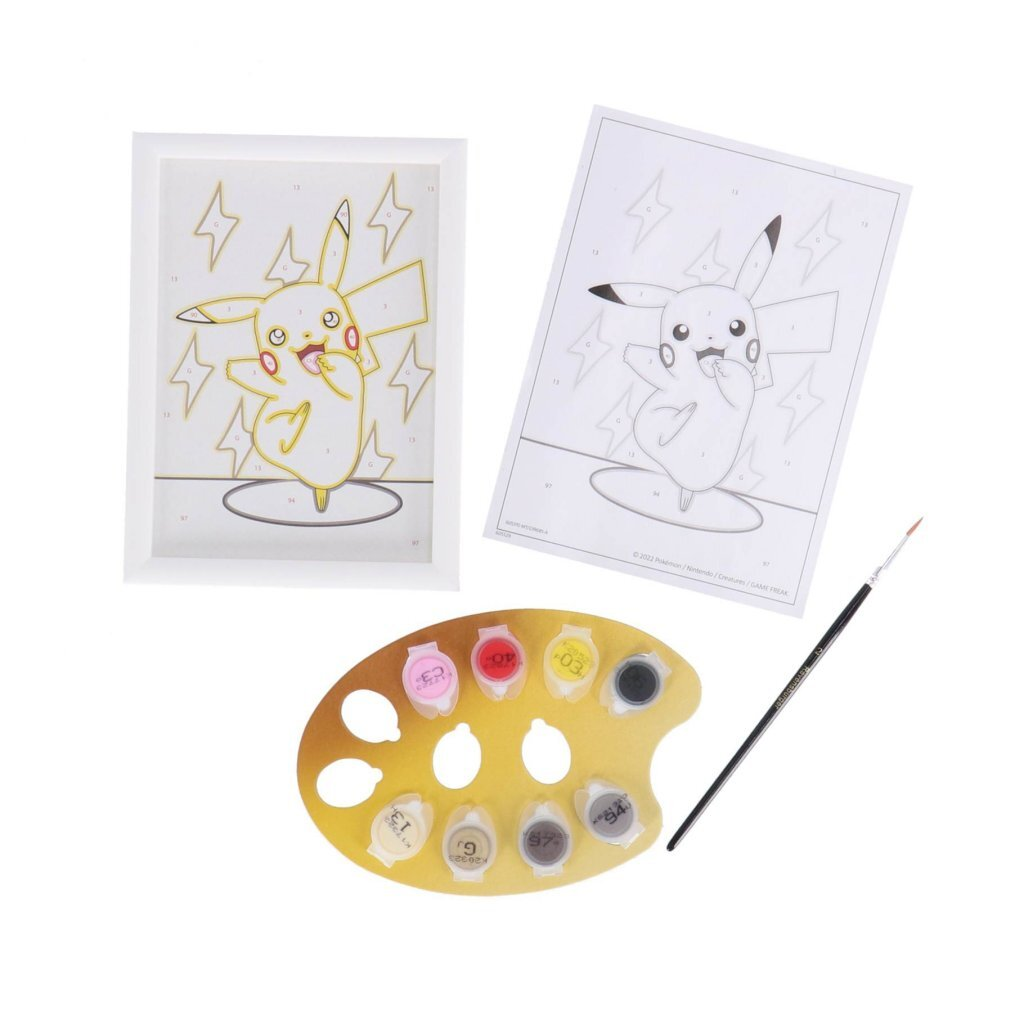 Un set de pintura con Pikachu, pinturas y pincel sobre fondo blanco.