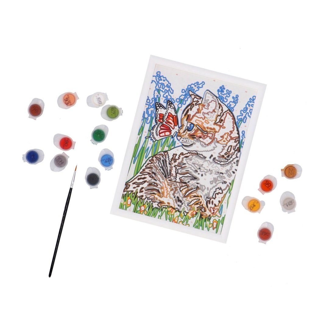 Kit de pintura por números con gato y mariposa, botes de pintura y pincel.