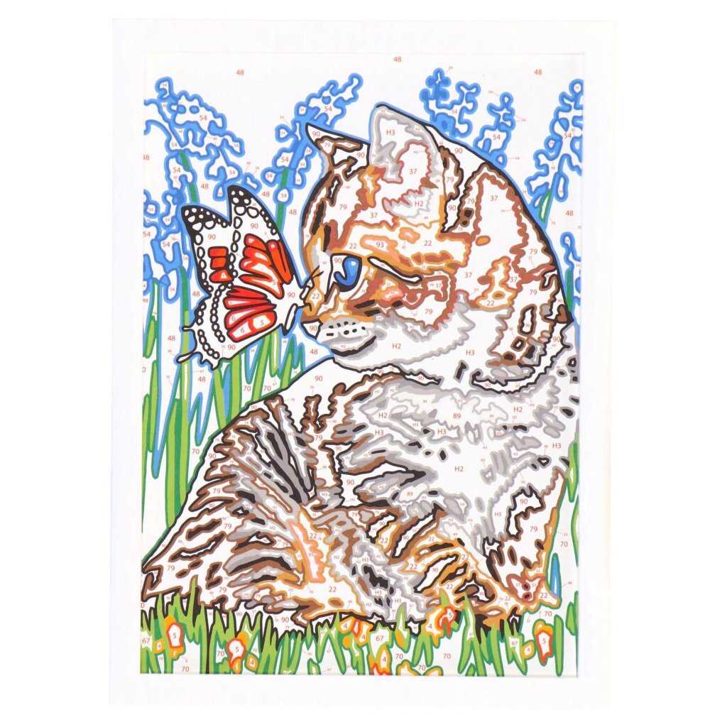 Un gato huele una mariposa en un campo de flores numerado.