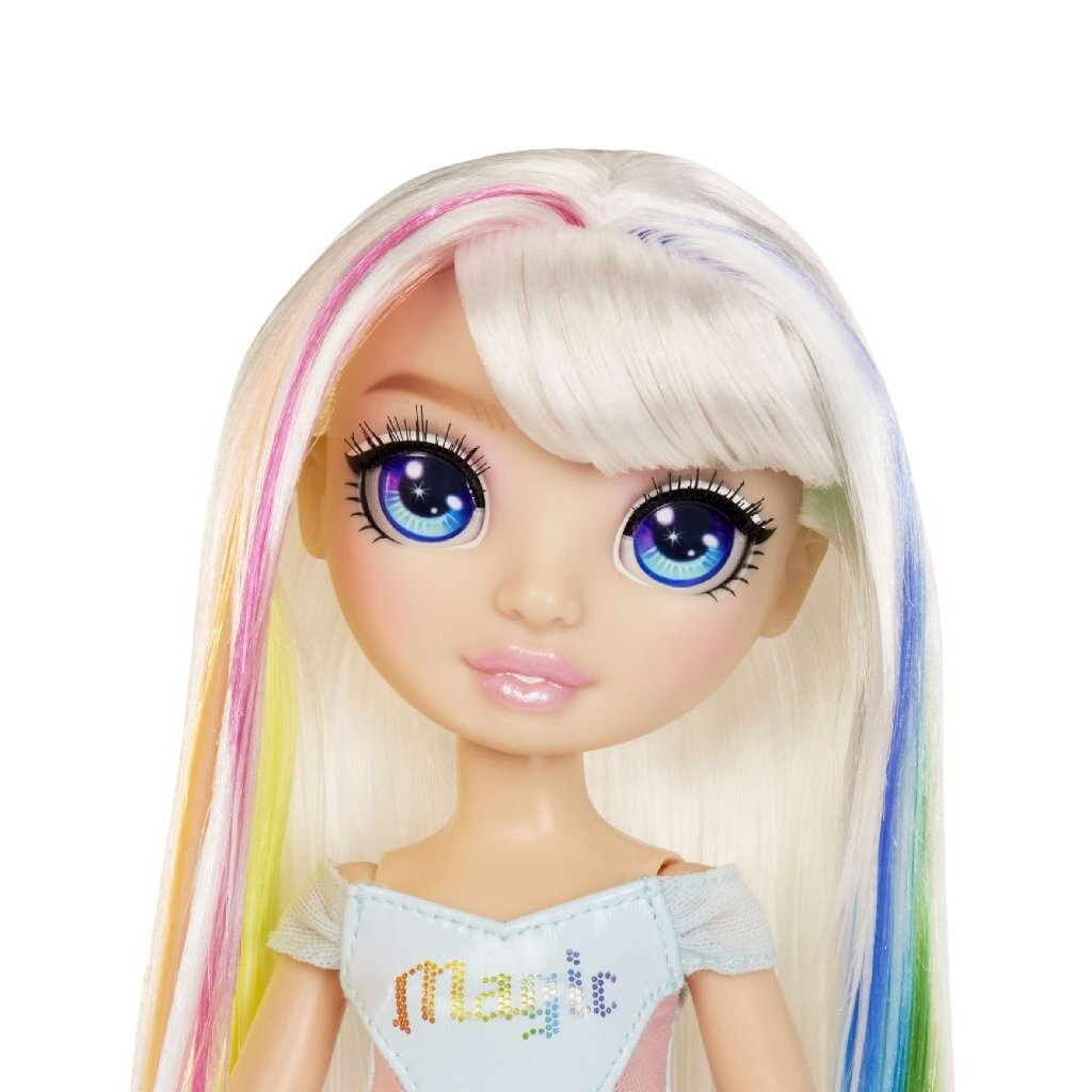Muñeca con pelo blanco, mechones de colores, ojos azules y ropa rosa.