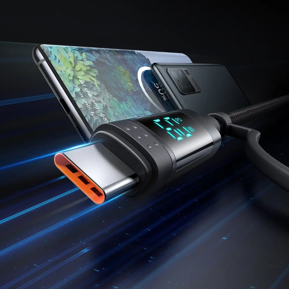 Dijital ekranlı bir USB-C kablosu, iki akıllı telefonun yanında şarj bilgilerini gösteriyor.
