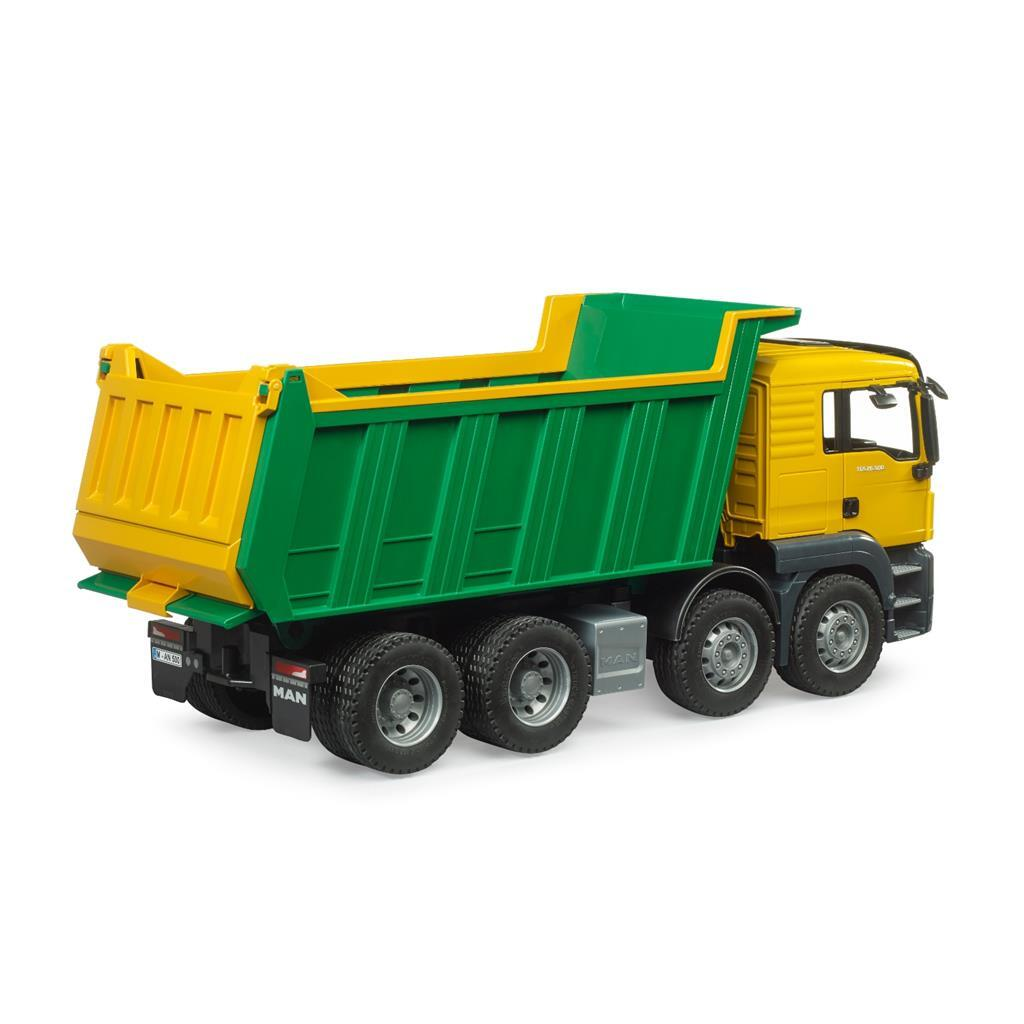 Un camion ribaltabile MAN giallo e verde con sei ruote.
