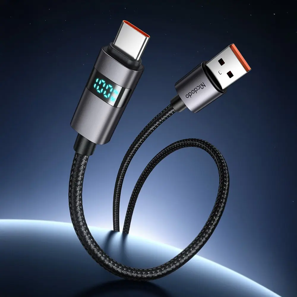 100% gösteren dijital ekrana sahip siyah bir USB-C şarj kablosu.