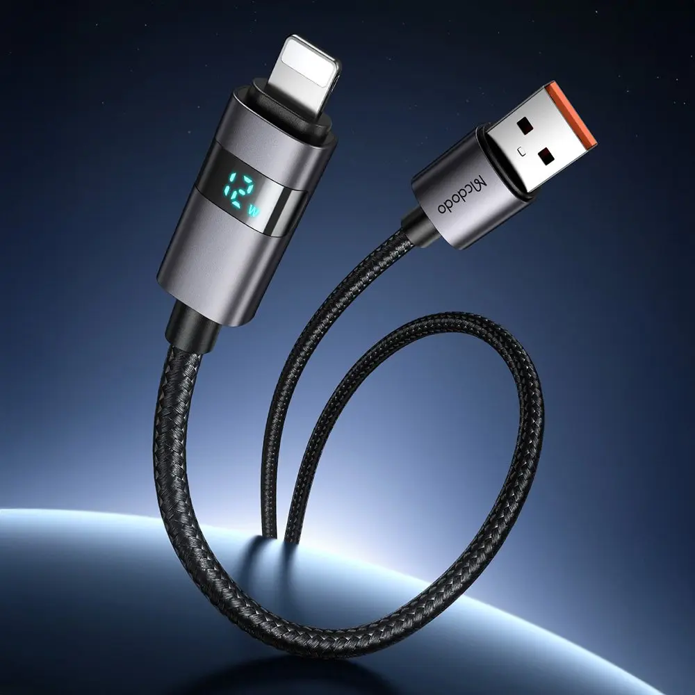 Gümüş konnektörlü ve dijital watt göstergeli siyah USB şarj kablosu.