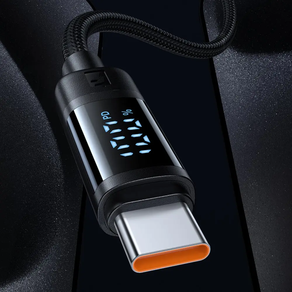 Siyah USB-C kablosu dijital olarak %100 şarj gösteriyor.
