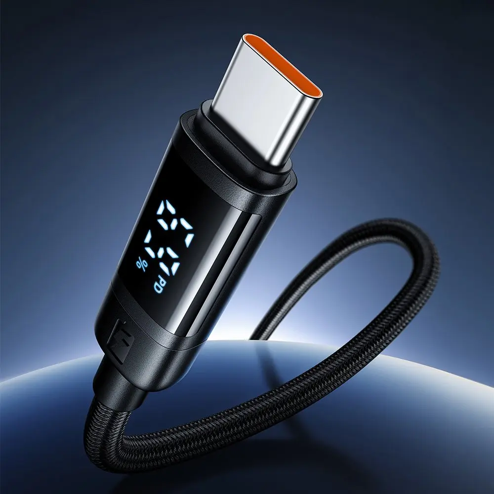 Turuncu kenarlı, dijital şarj göstergeli siyah USB-C kablosu.