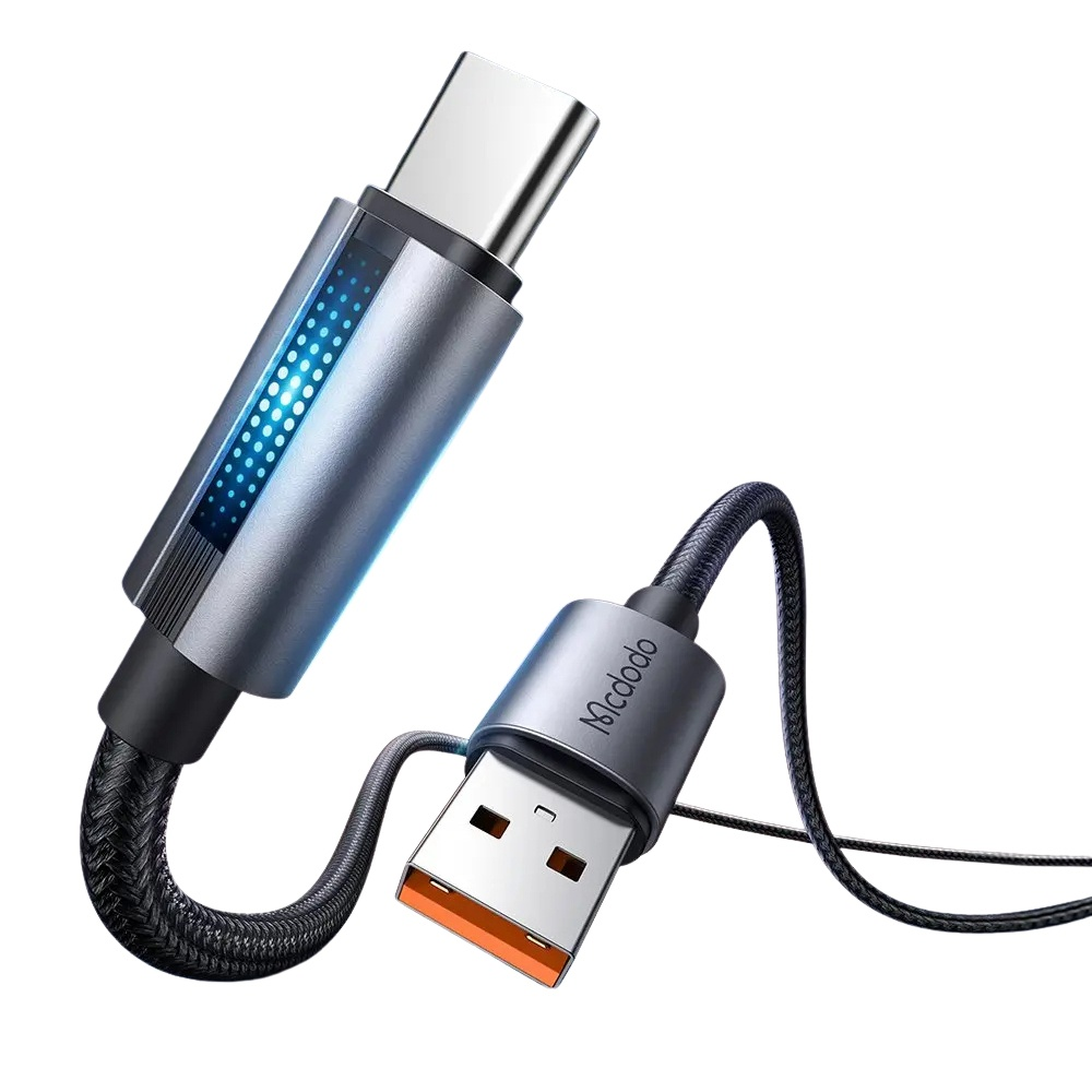 Gri USB-C kablo, konektörde mavi LED ışıklar ve USB-A ucu bulunur.
