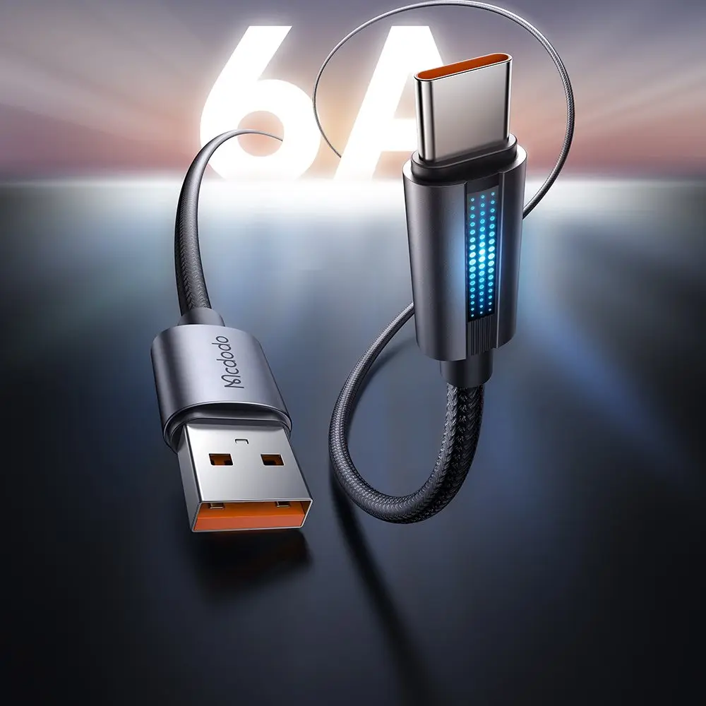 Mavi LED ışıklı, USB-A fişli siyah USB-C kablosu.
