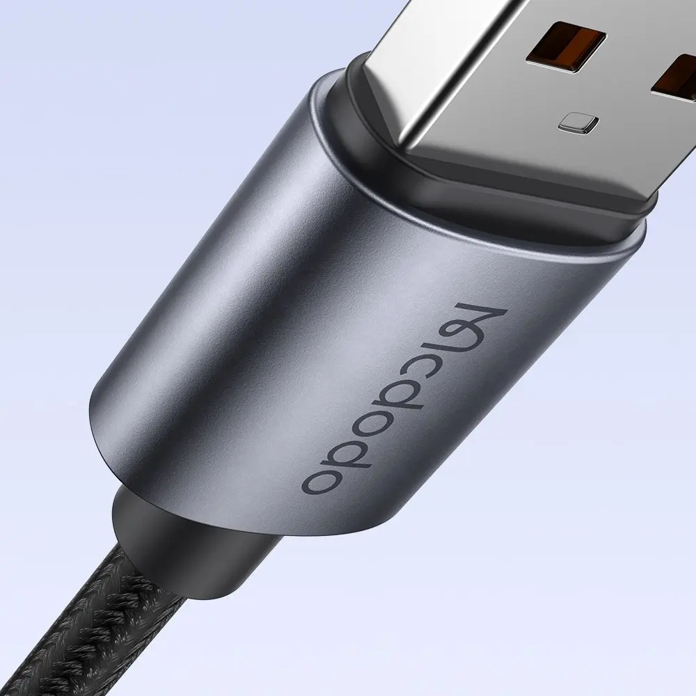 Gri kabloda Mcdodo logosuna sahip gümüş USB konektörü.