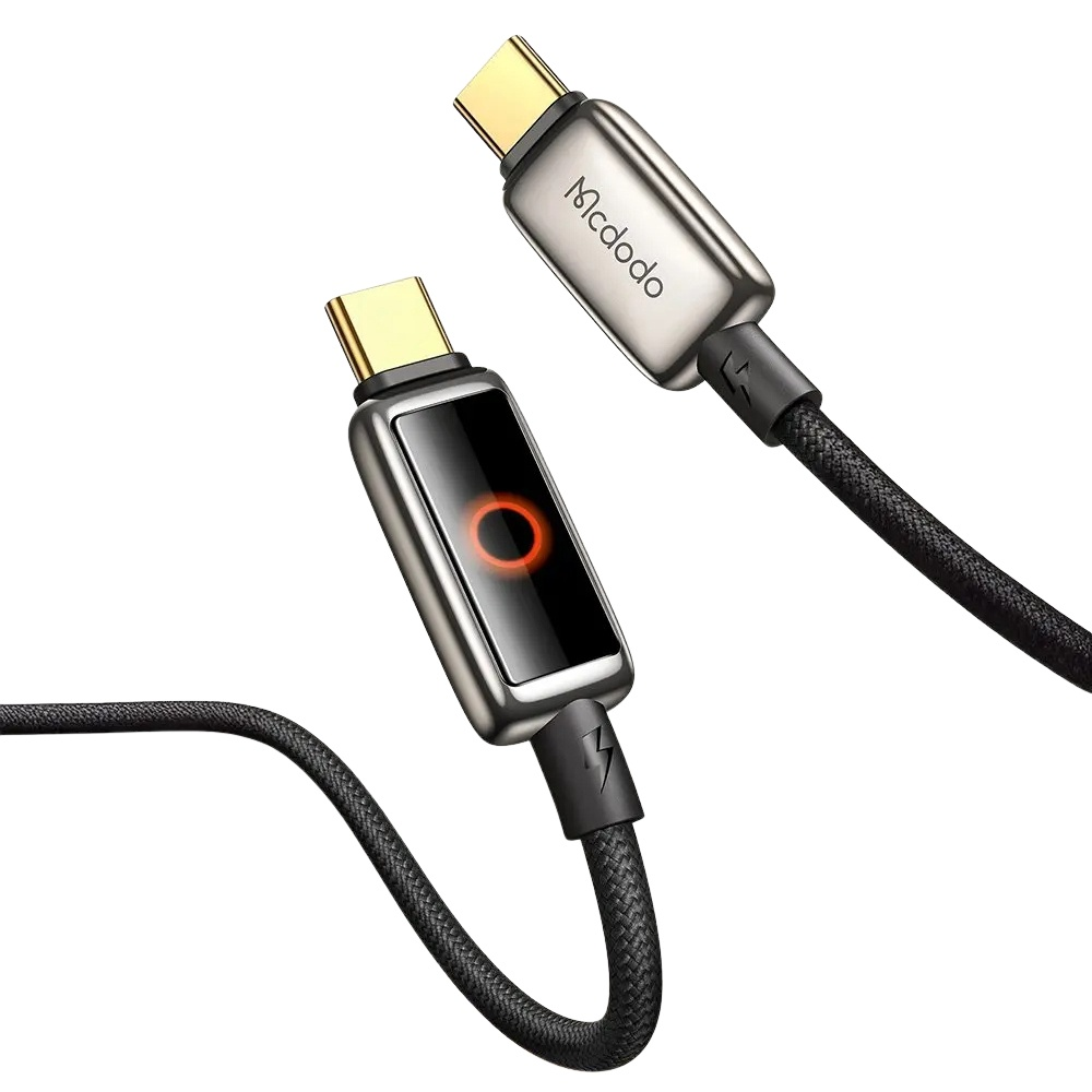 Altın konektörlü gümüş USB-C kablosu, bir ekranda turuncu halka gösteriliyor.
