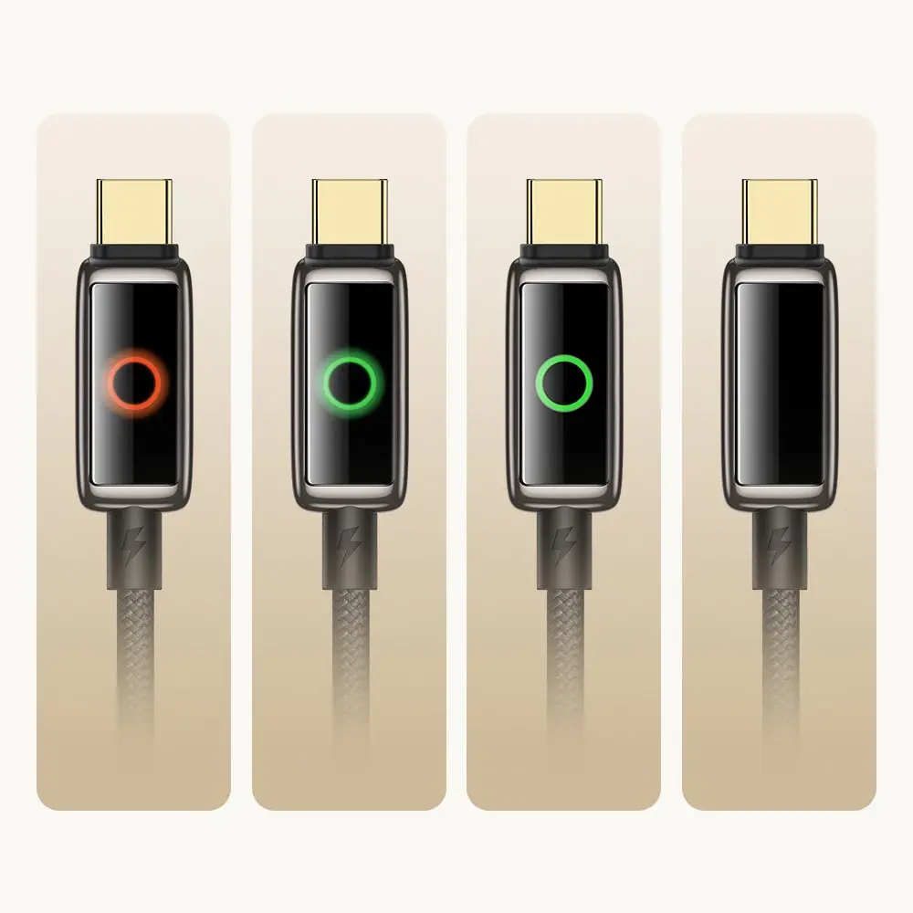 Yan yana dört USB-C kablo başlığı, üçü ışıklı: kırmızı, yeşil, yeşil.