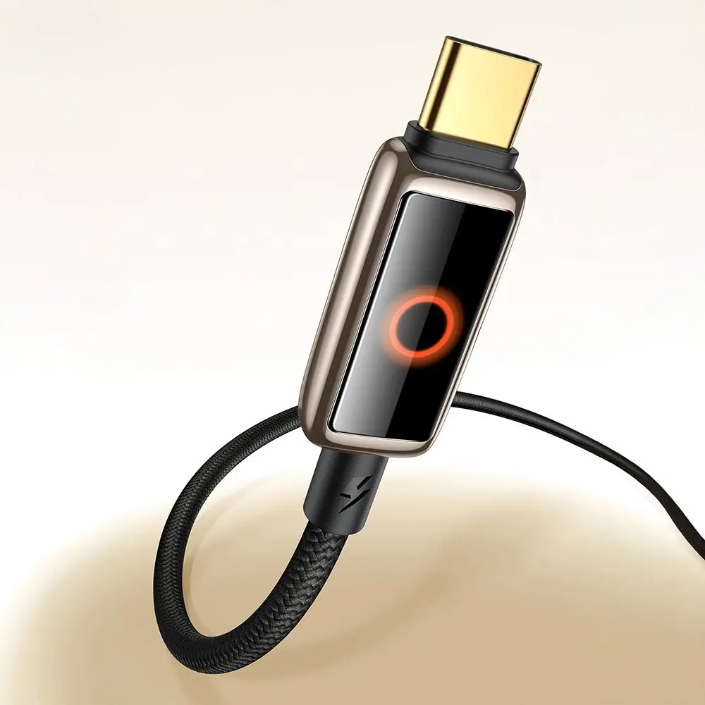 Altın konektörlü, kırmızı ışıklı koyu kasalı bir USB-C kablosu.