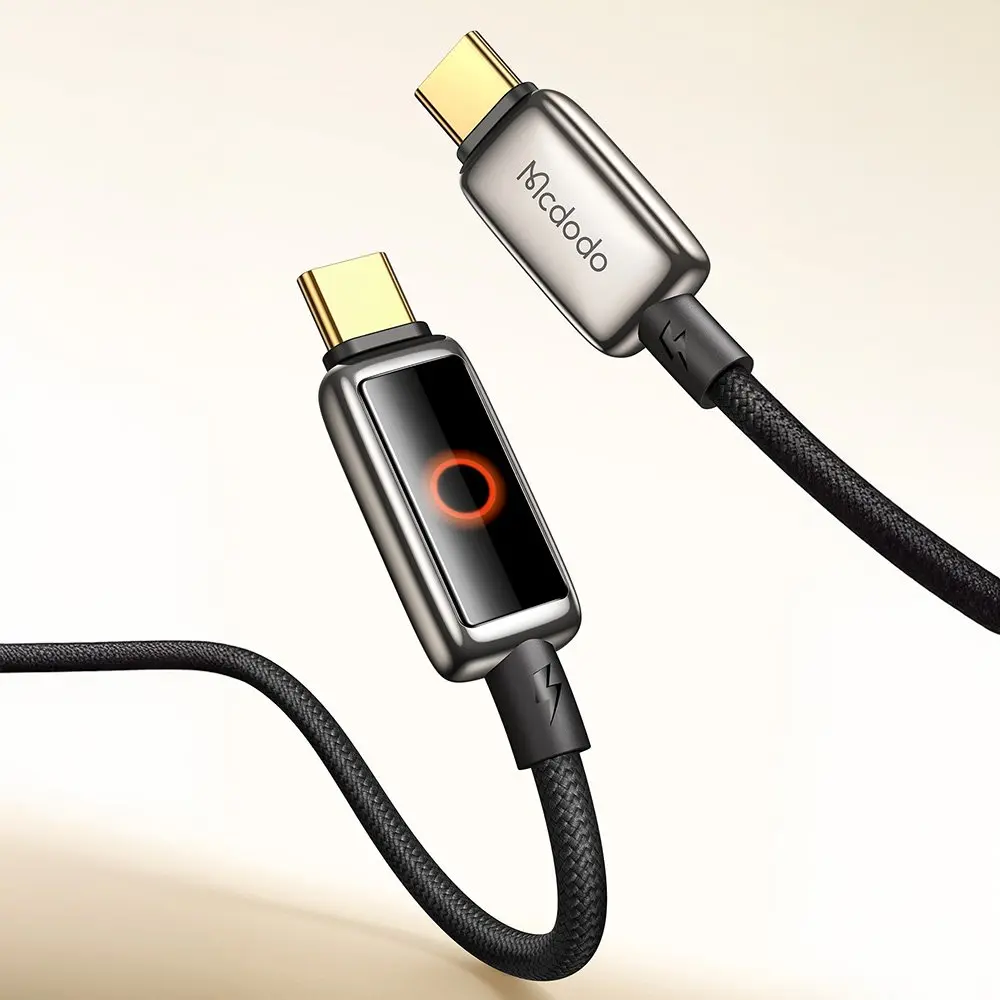 Altın konnektörlü ve turuncu şarj göstergeli iki McDodo USB-C kablosu.