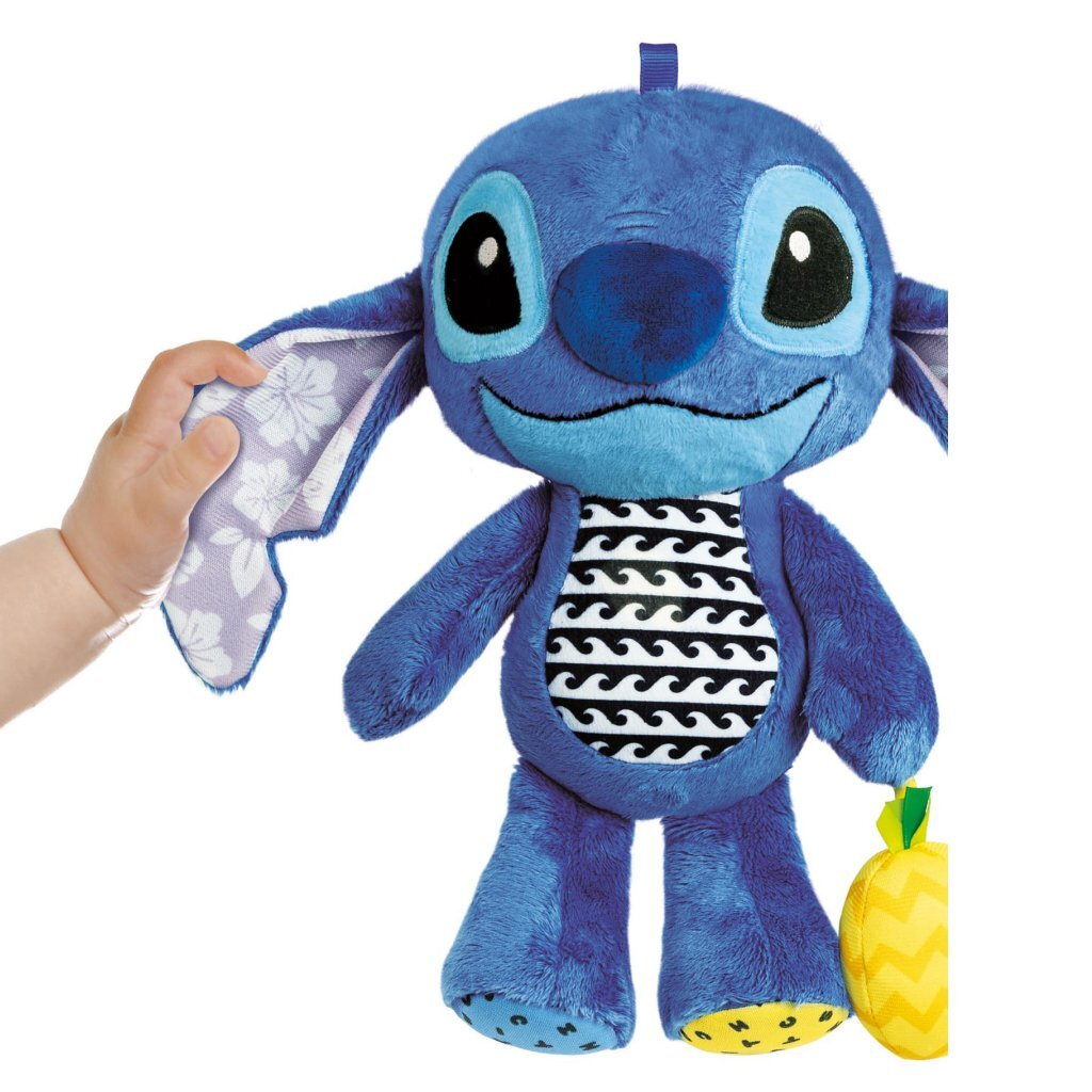 Un peluche azul de Stitch con orejas florales, sosteniendo un juguete de piña.