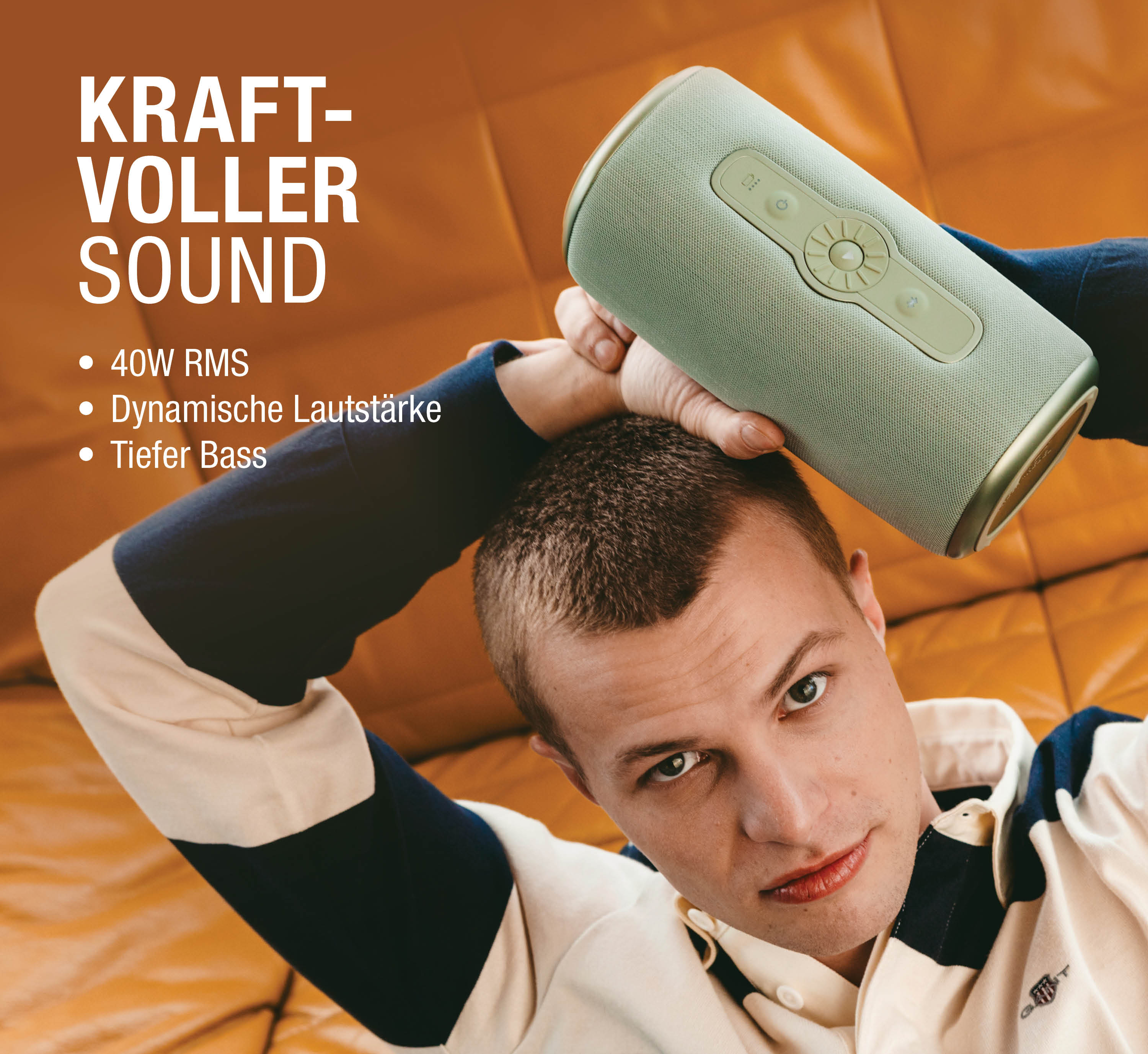 Mann hält hellgrünen Lautsprecher über Kopf, Schriftzug KRAFTVOLLER SOUND.
