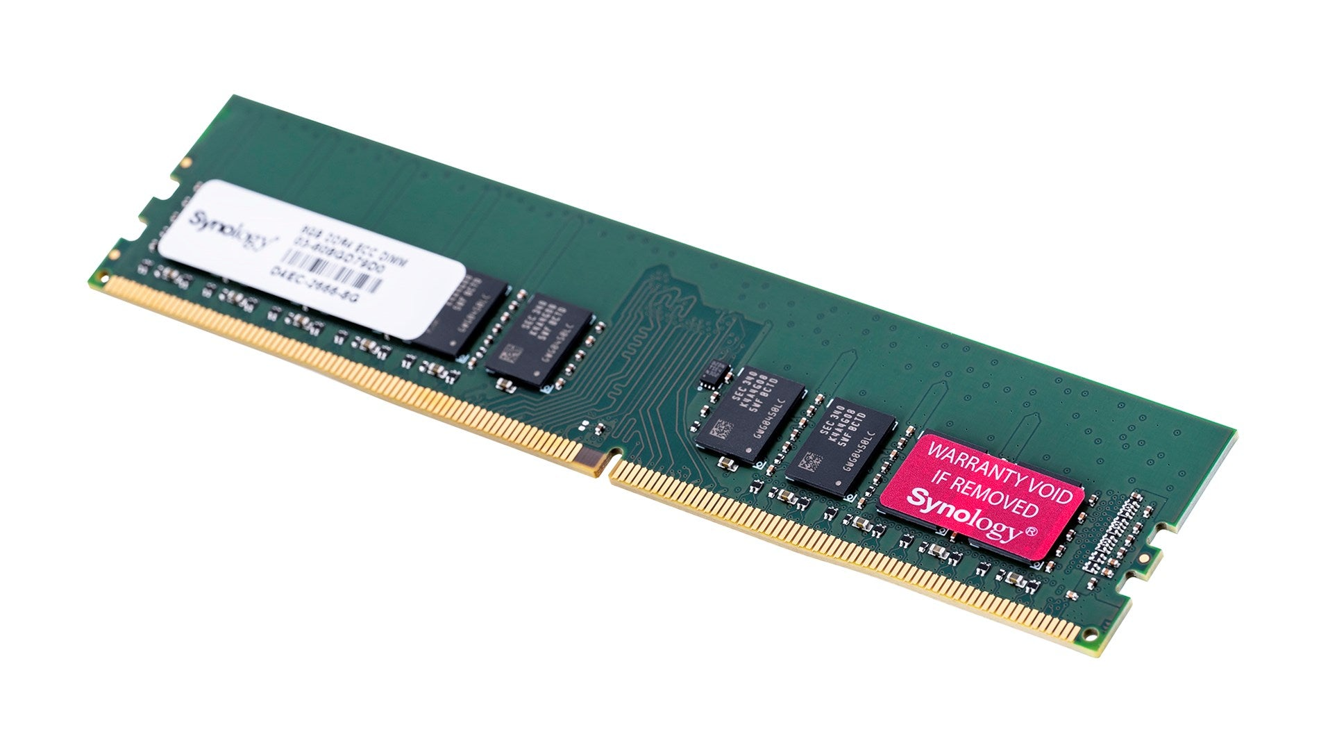 Un module RAM vert avec étiquette Synology et autocollant de garantie.