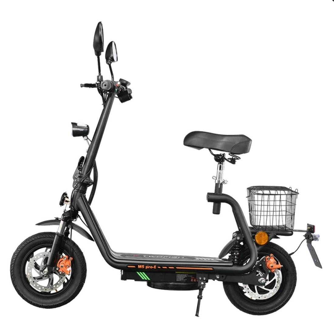 Monopattino elettrico nero con sedile, cestino e pinze arancioni.