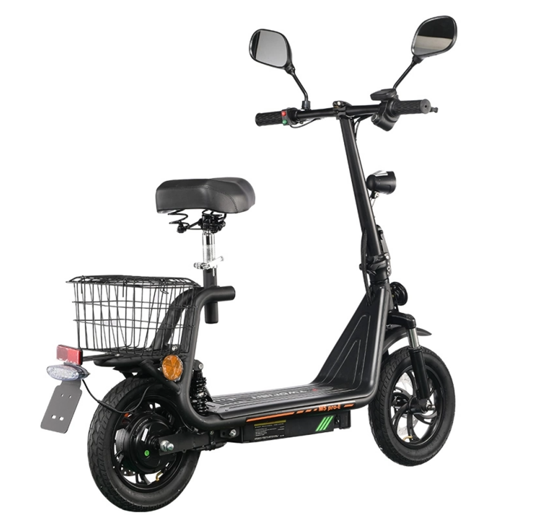 Un monopattino elettrico nero con sedile, cestino e specchietti. Ha due ruote e sfondo bianco.