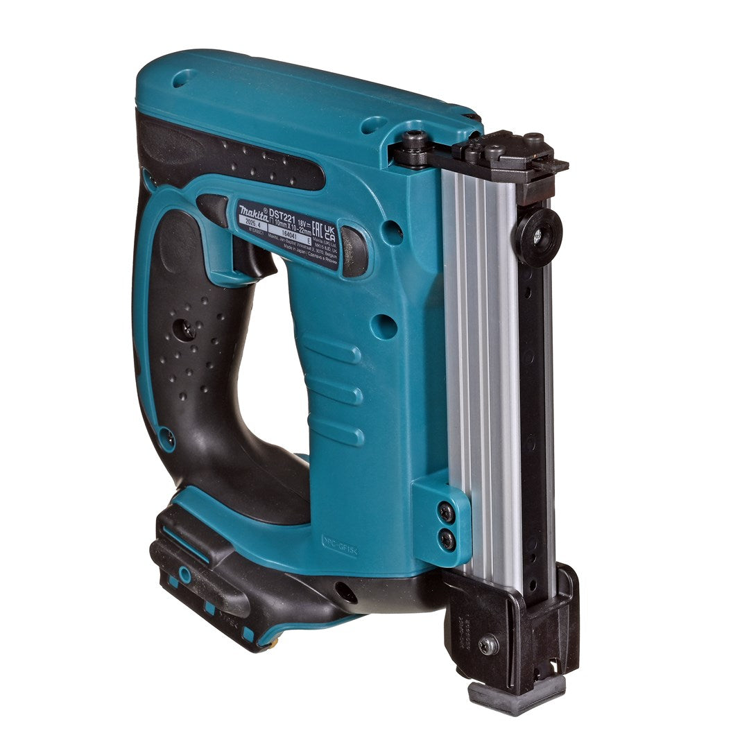 Ein blauer und schwarzer Makita Akku-Nagler mit Metallmagazin und Griff.