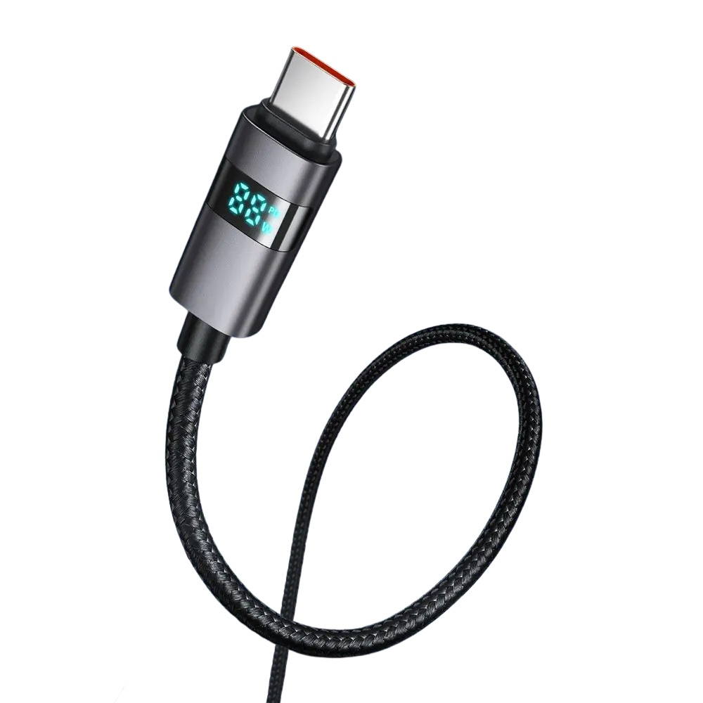88W gösteren dijital ekranlı gri USB-C kablo. Siyah örgülü kablo.