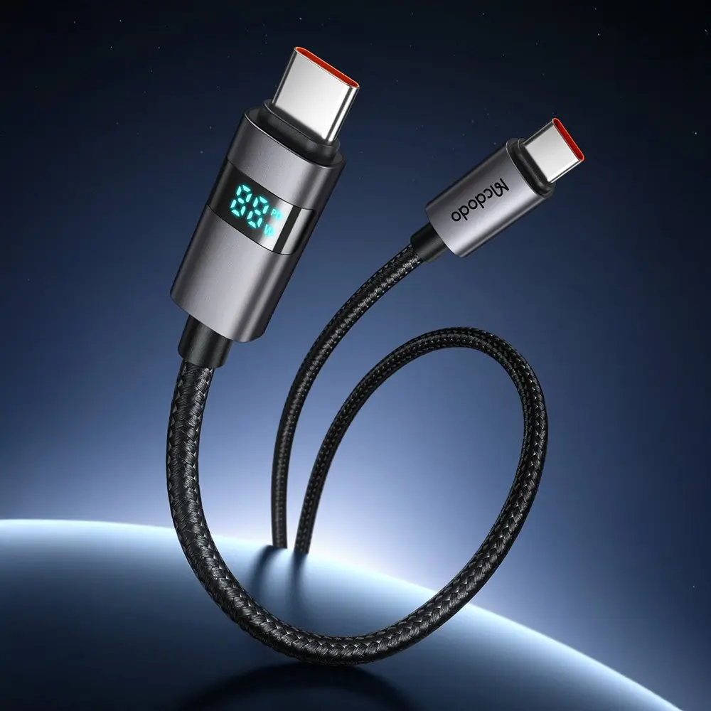 Bir konnektörde dijital ekranlı gri USB-C kablosu. Koyu mavi arka plan.