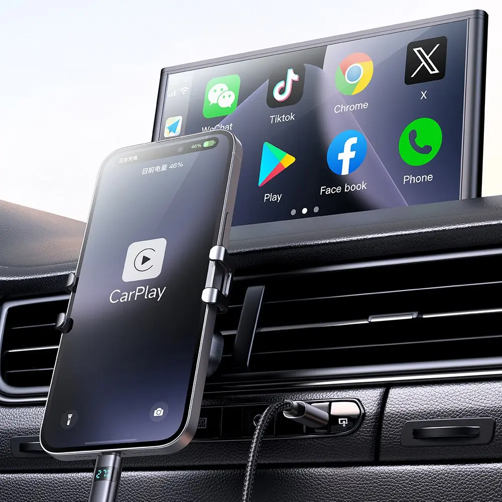 Bilgi-eğlence ekranlı bir arabaya monte edilmiş CarPlay uygulamalı akıllı telefon.