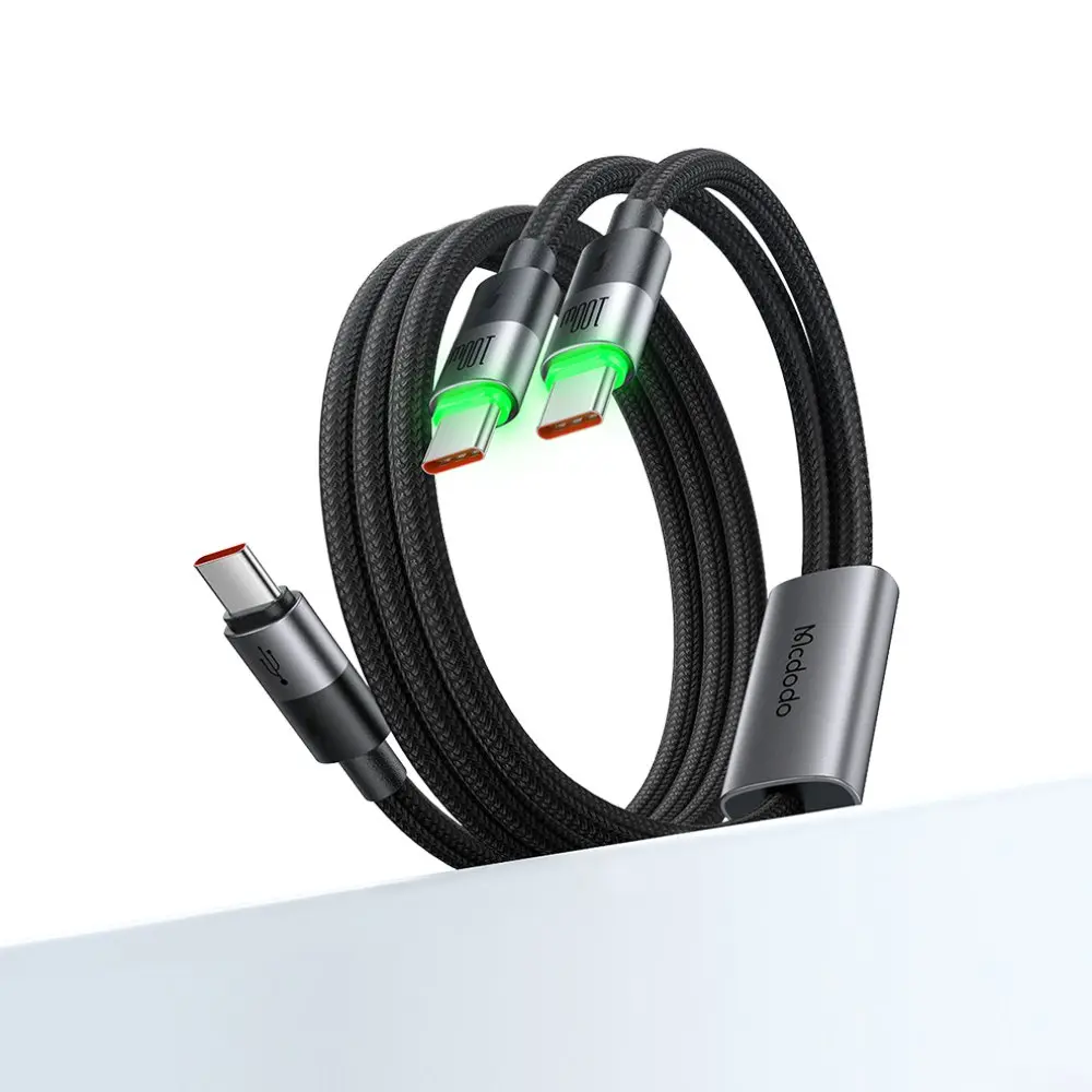 Yeşil LED'li iki siyah USB-C kablosu, yanında tek bir kablo.