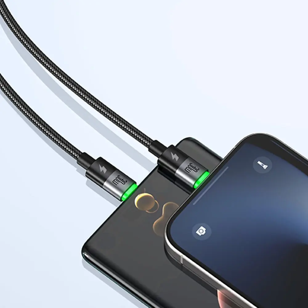 Telefonlara takılı, yeşil ışıklı 30W konektörlü iki siyah örgülü şarj kablosu.