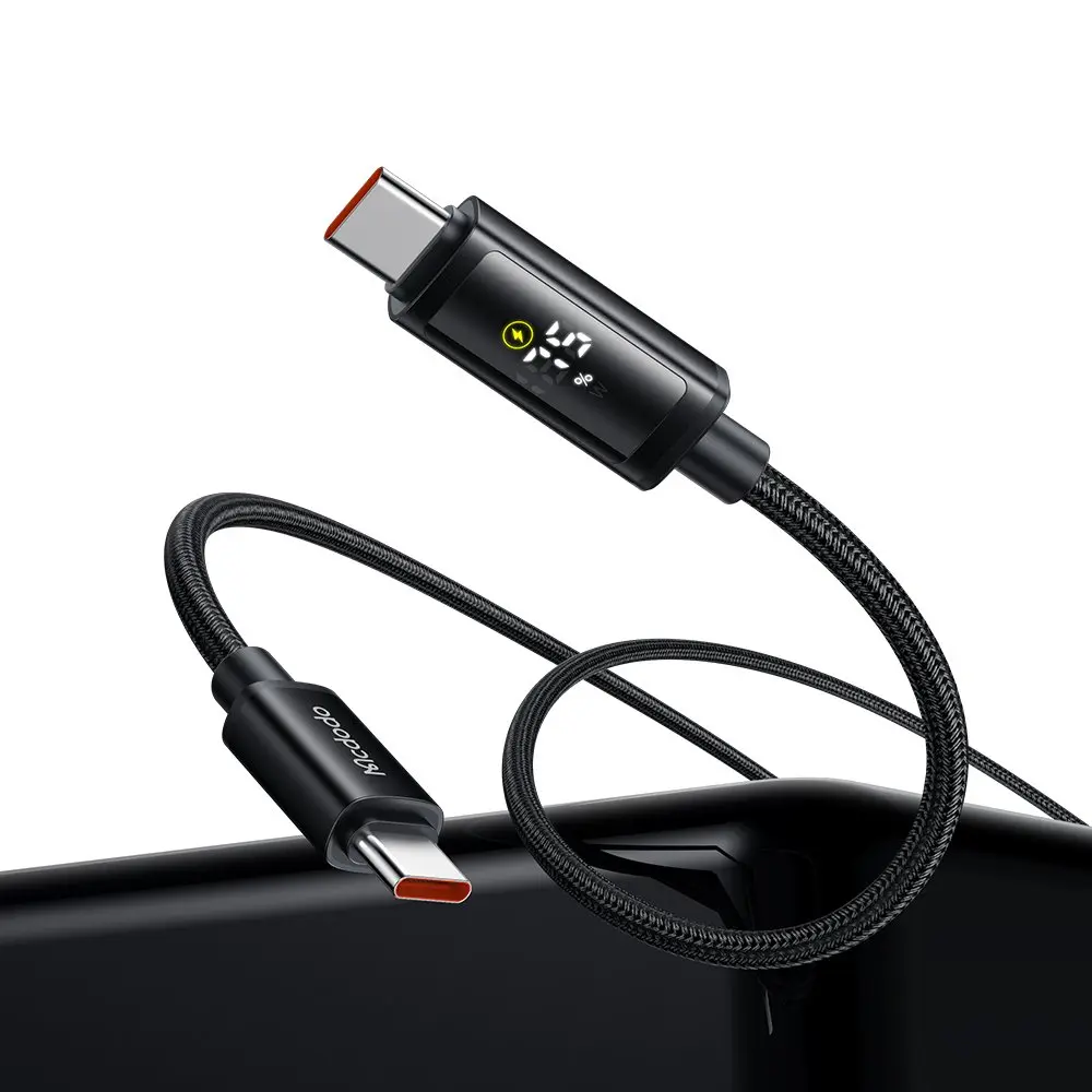 Siyah USB-C kablosu, dijital şarj göstergeli, siyah bir cihazın üzerinde.