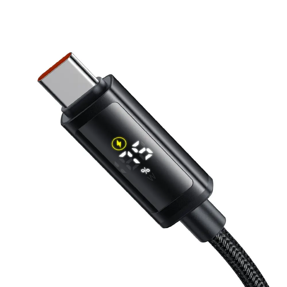 Dijital ekranında %45 şarj ve watt gösteren siyah USB-C kablosu.
