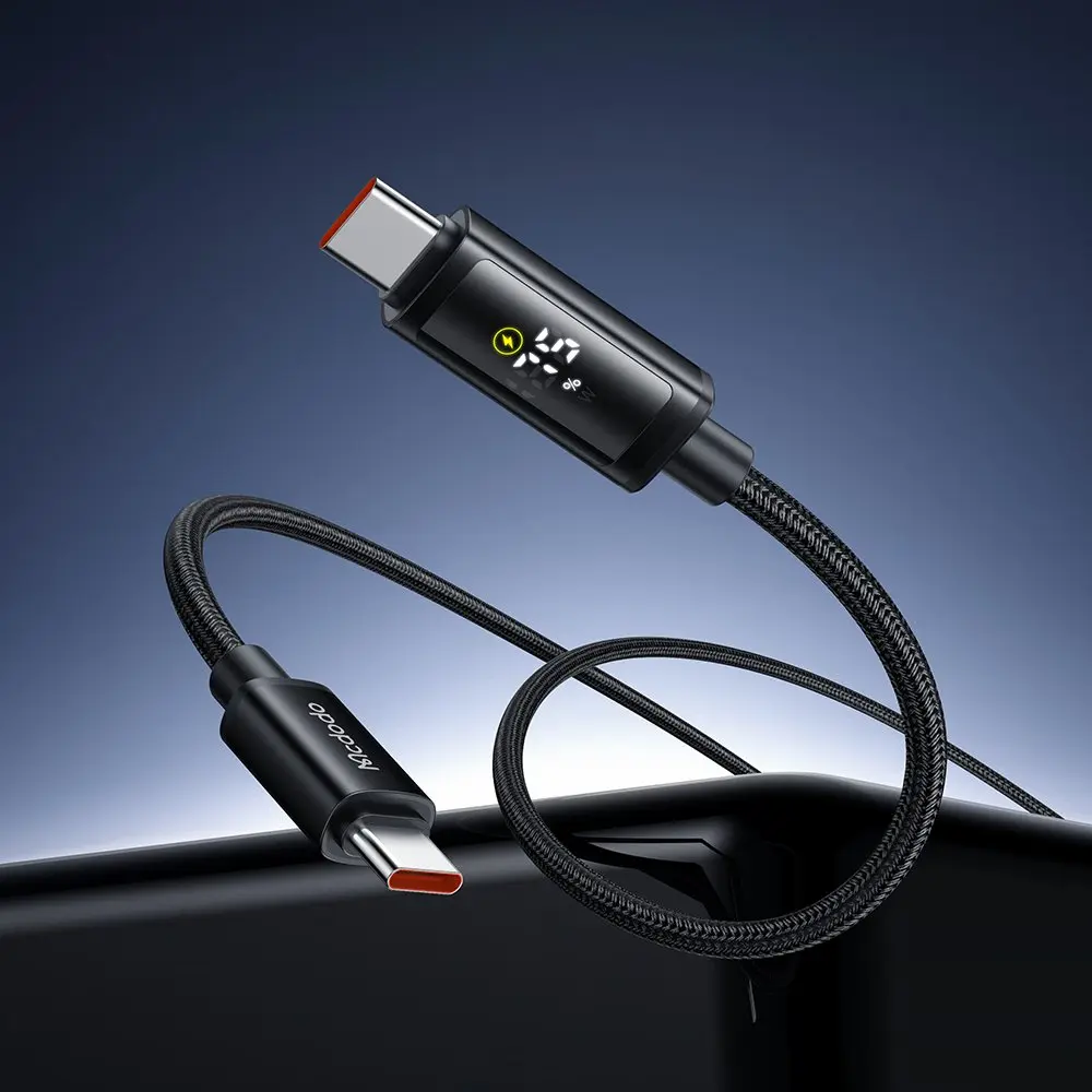 45% şarj gösteren dijital ekranlı siyah USB-C kablosu.