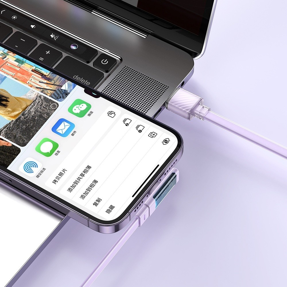 Bir akıllı telefon, mor bir kablo aracılığıyla bir dizüstü bilgisayara bağlıdır.