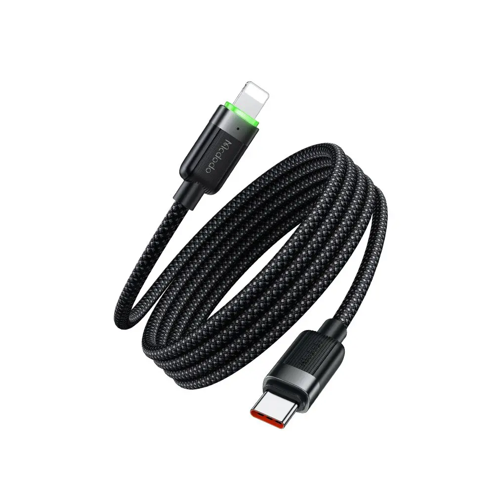 USB-C ve Lightning konnektörlü siyah şarj kablosu, sarılı halde.