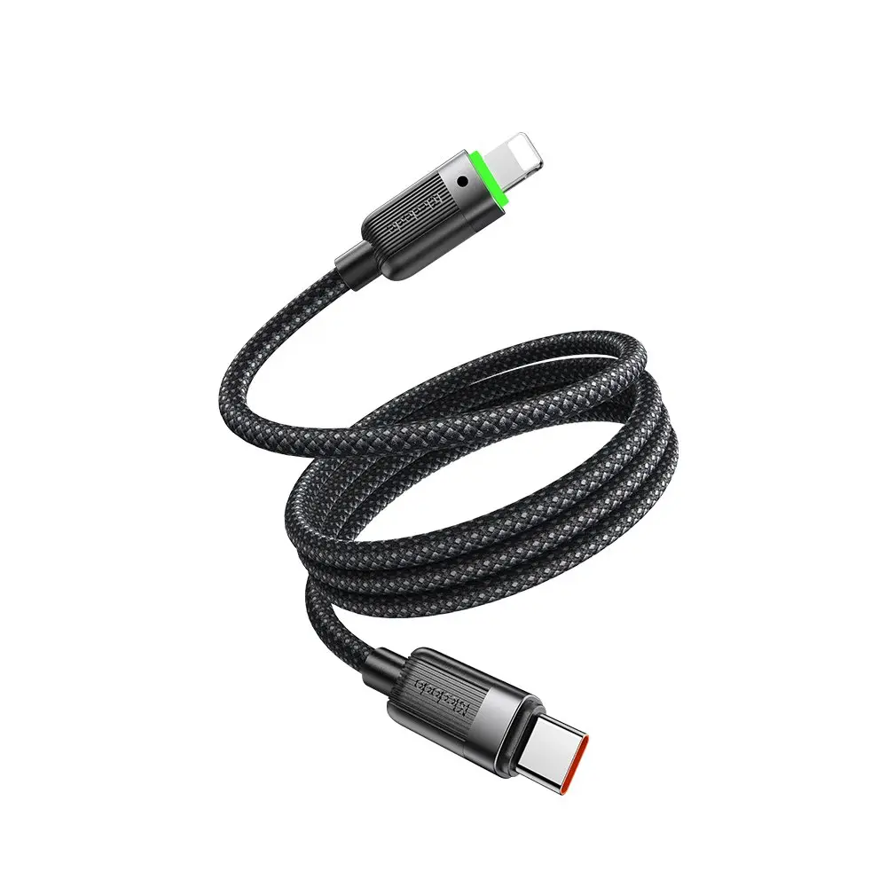 Siyah şarj kablosu, Lightning ve USB-C konektörlü, beyaz arka plan üzerinde.