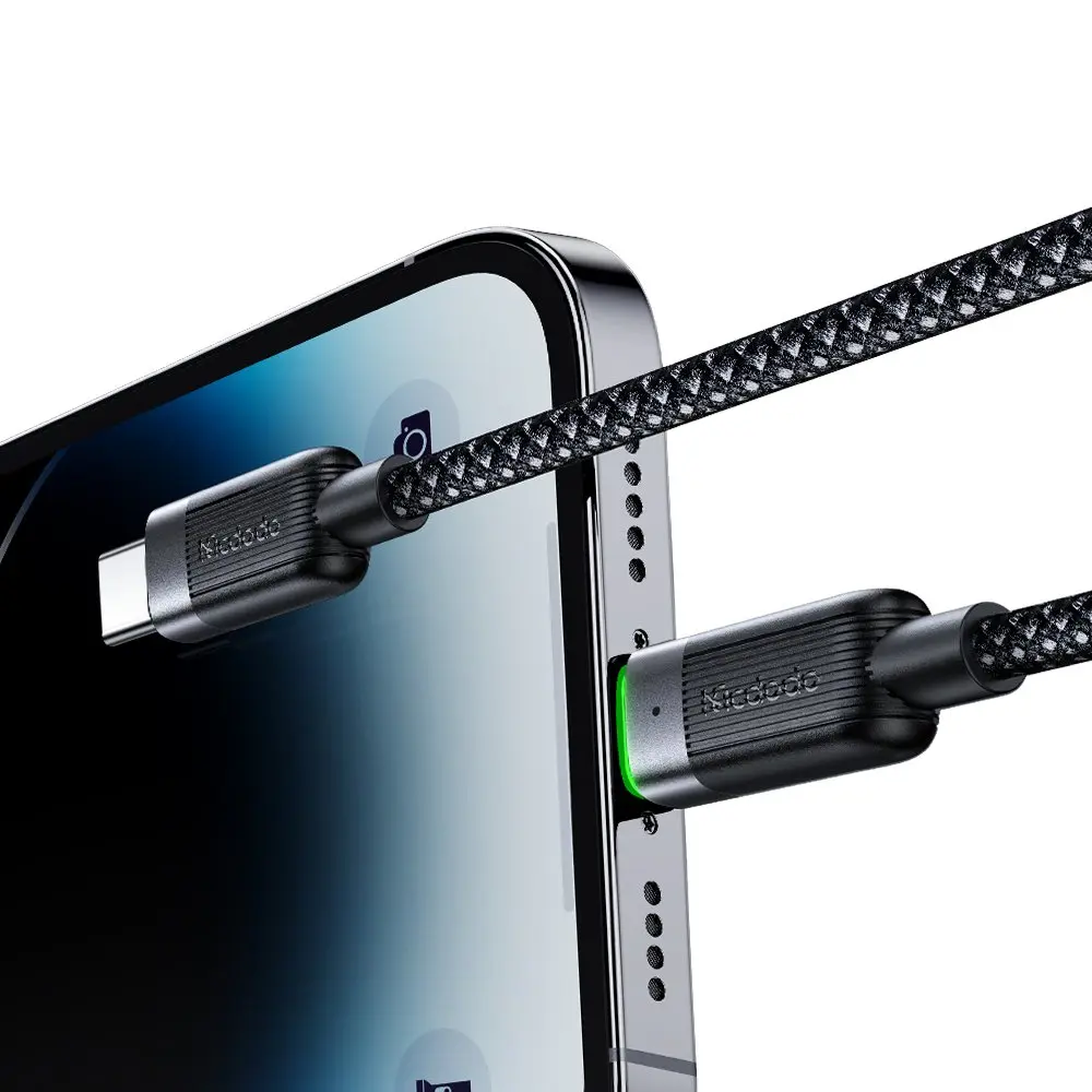 Ekranında kamera simgesi gösteren bir akıllı telefona siyah bir USB-C kablosu takılıdır.