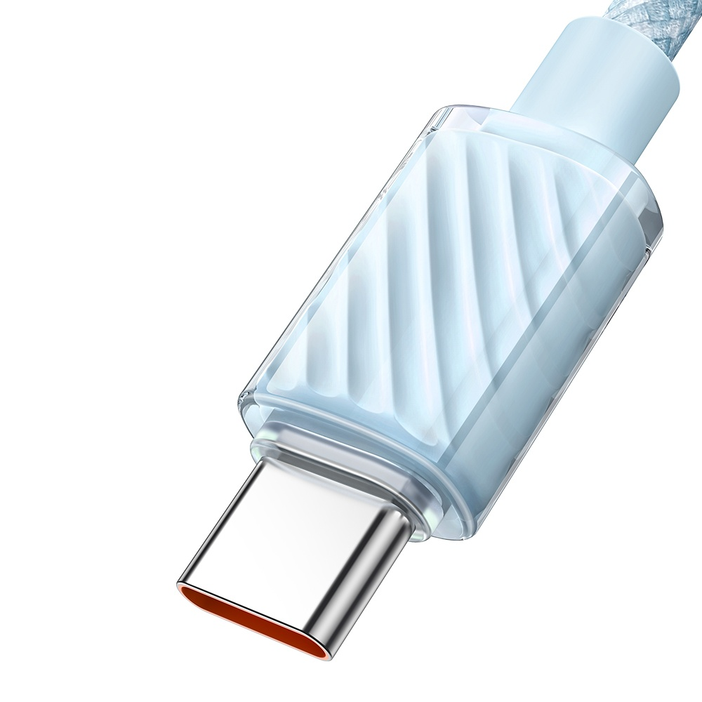 Şeffaf, yivli konektör yuvalı açık mavi USB-C kablosu.