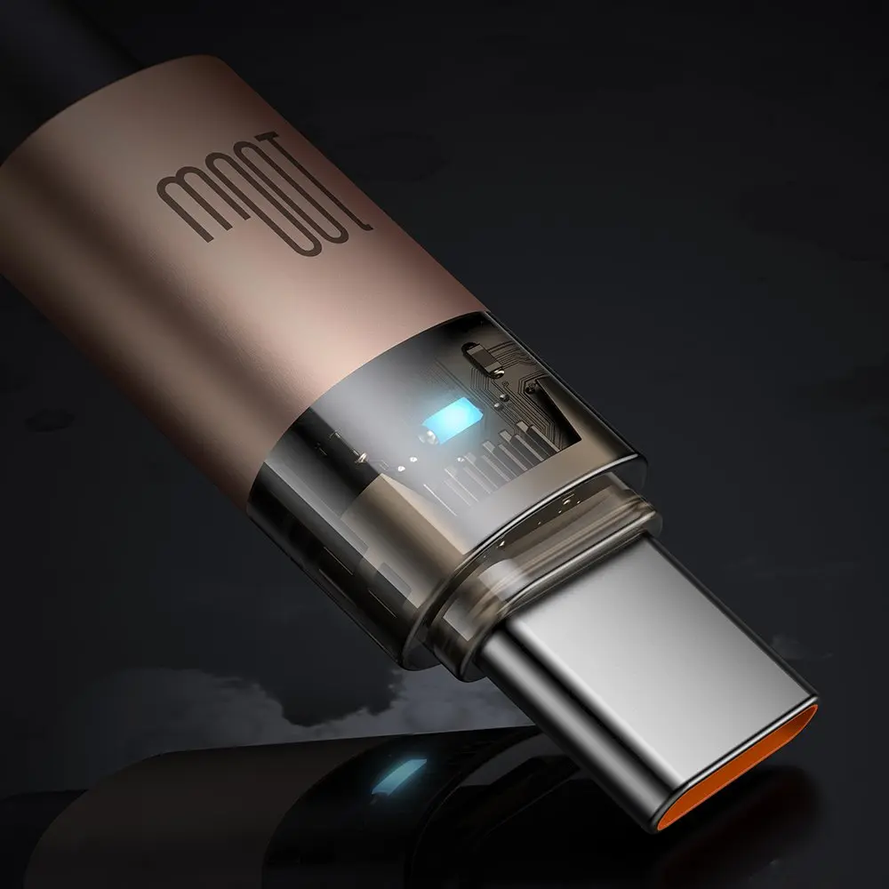100W işaretli bronz USB-C konektör ve yanan mavi LED.