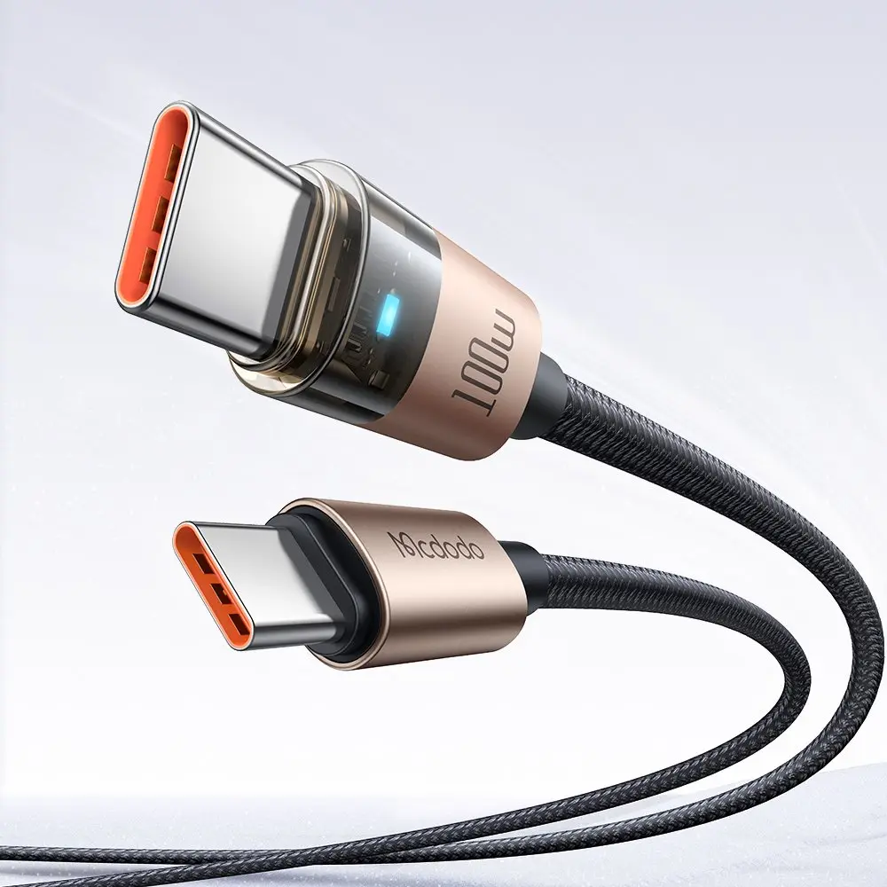 Altın rengi konektörlü ve turuncu vurgulu iki USB-C kablosu. 100W görünüyor.