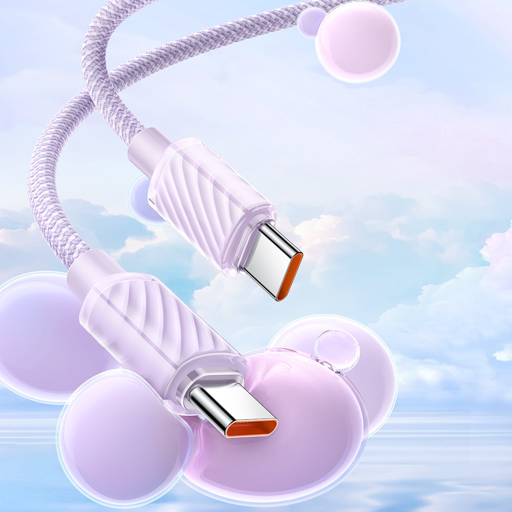 Örgülü kumaş ve gümüş konektörlü iki mor USB-C kablosu.