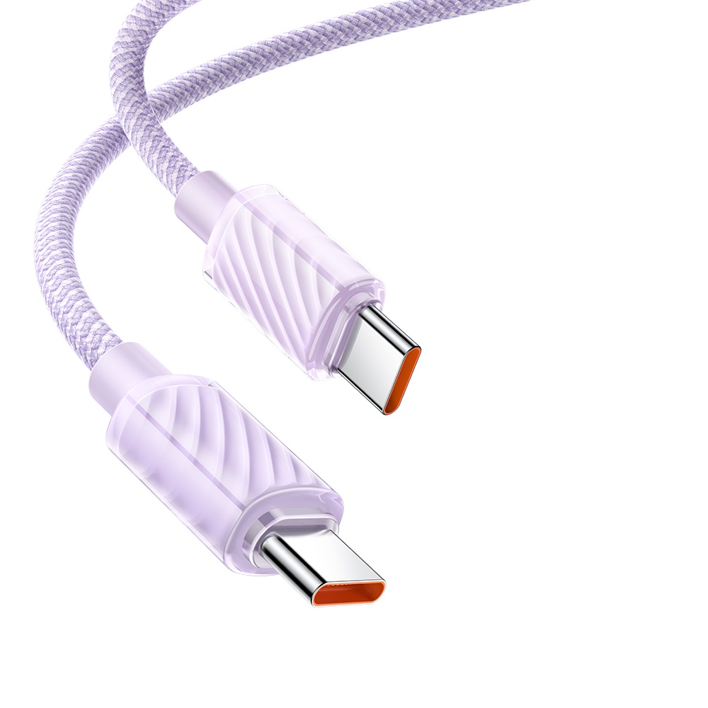 Gümüş konektörlü ve turuncu uçlu mor USB-C kablosu.
