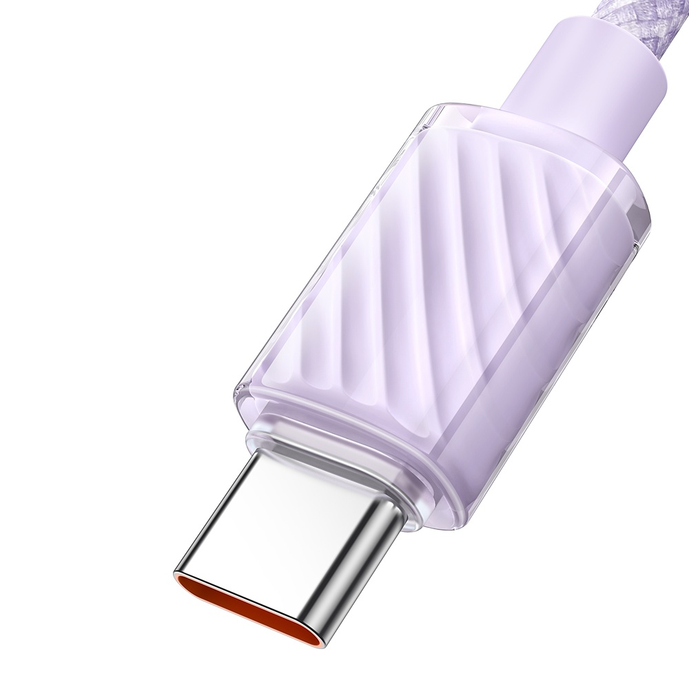 Bükülmüş, yarı saydam kasalı ve gümüş metal fişli mor bir USB-C konektörü.