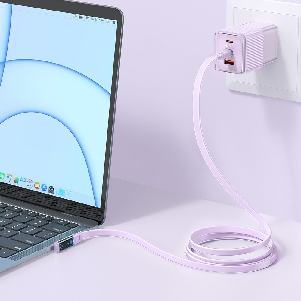 Mor bir USB-C şarj cihazı duvara takılı ve bir dizüstü bilgisayara bağlı.