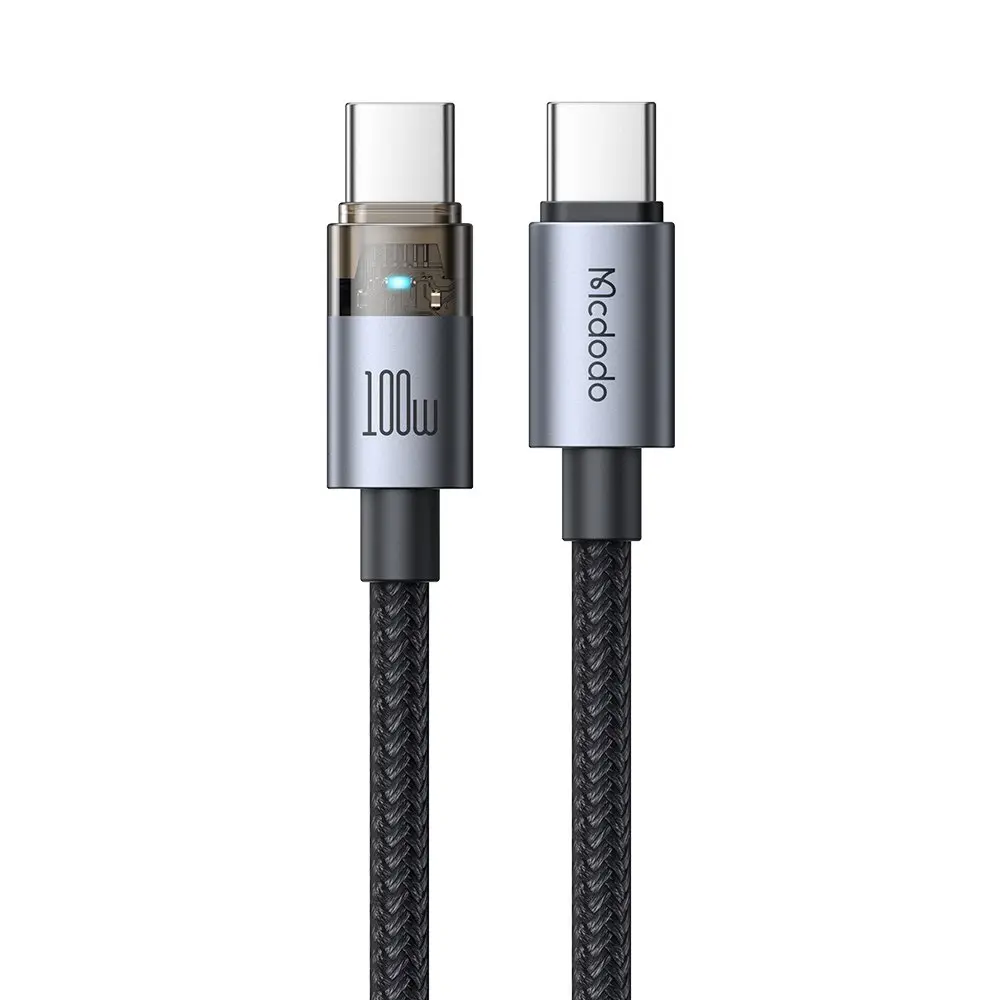 100W logolu ve şeffaf kasalı iki adet USB-C kablosu.